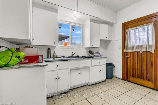 1196 Janette Ave, House other with 6 bedrooms, 3 bathrooms and 2 parking in Windsor ON | Image 11