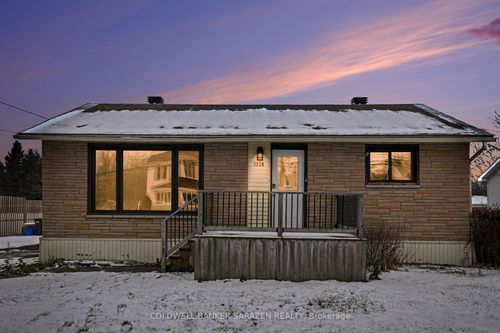 3236 Yorks Corners Rd, Kenmore, ON, K0A2G0 | Card Image