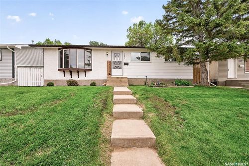 1031 Ross Street E, Moose Jaw, SK, S6H7H4 | Card Image