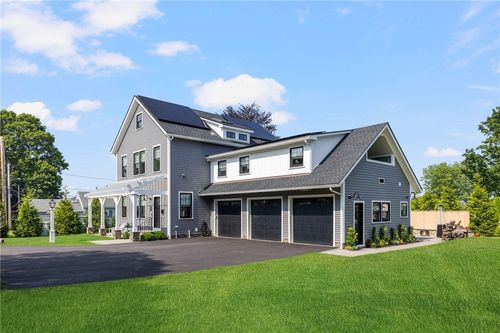 3 Oak St, Middletown, RI, 02842-4925 | Card Image