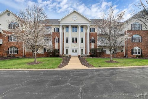 421-7400 Whitehall Colonial Ln, Saint Louis, MO, 63119-4426 | Card Image