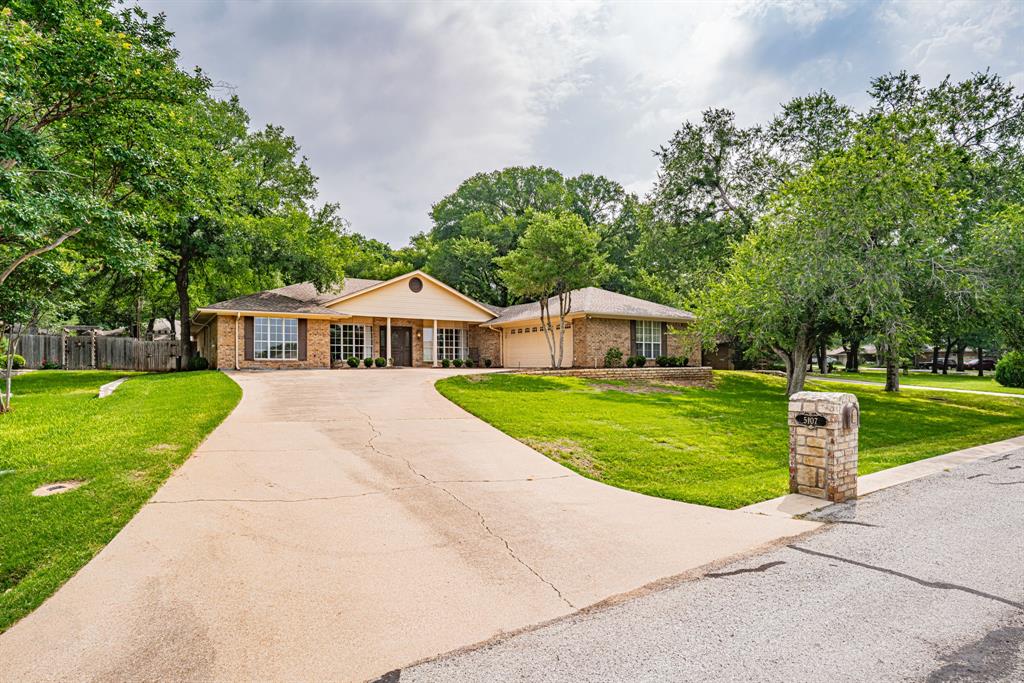 Comanche Vista Trl, Granbury, TX 76049