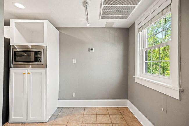 breakfast nook | Image 8