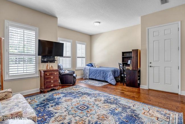 Large suite with private access, bathroom and kitchenette | Image 20