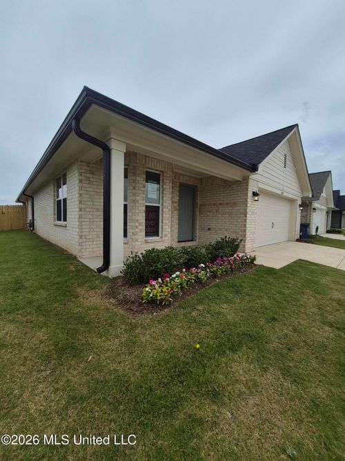 7899 Gardendale Dr, Olive Branch, MS, 38654-9443 | Card Image