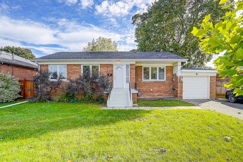 181 Searle Ave, North York, ON, M3H4B5 | Card Image