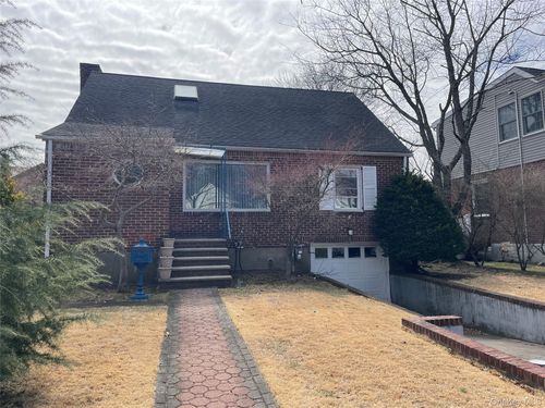 8 Cameron Ln, Valley Stream, NY, 11581-1708 | Card Image