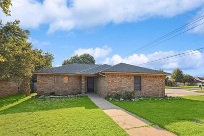 Single story home featuring a front lawn | Image 1