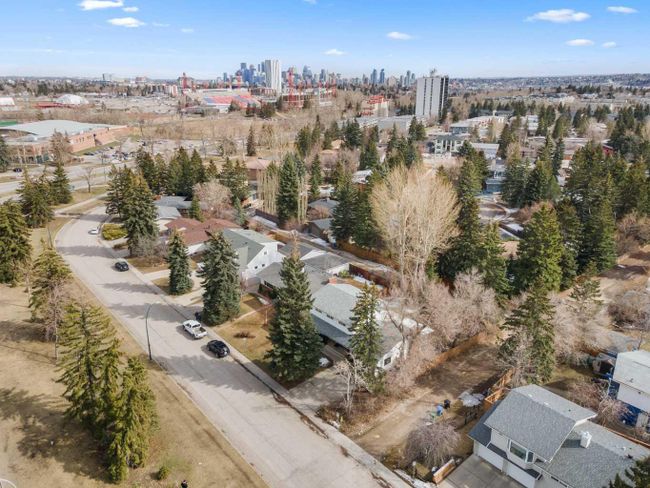 2419 Usher Road Nw, Home with 4 bedrooms, 2 bathrooms and 4 parking in Calgary AB | Image 5