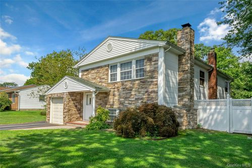 15 Greenbrier Ln, Sayville, NY, 11782-1414 | Card Image