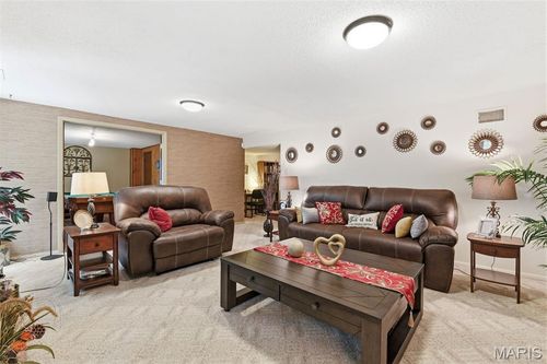 11010 Thousand Oaks Dr, Saint Louis, MO, 63136-5823 | Card Image