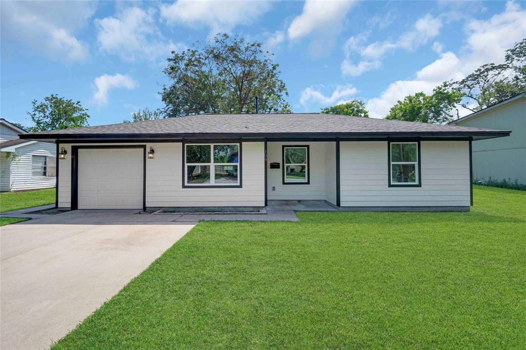 Ringgold St, West Columbia, TX 77486