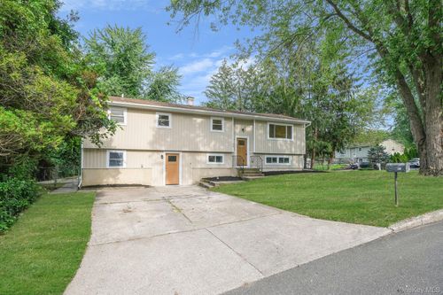 72 Radburn Dr, Farmingville, NY, 11738-1049 | Card Image