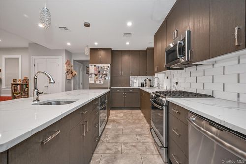 8405 112th St, Richmond Hill, NY, 11418-1335 | Card Image