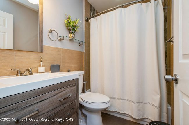 Full Bath off Bedroom | Image 17