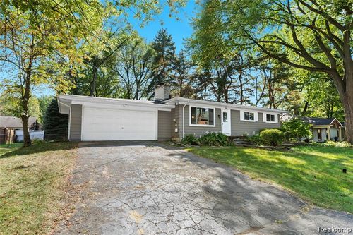 580 Colebrook Dr, Troy, MI, 48083-5109 | Card Image