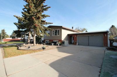 2107 10 St, House other with 5 bedrooms, 2 bathrooms and 6 parking in Coaldale AB | Image 2