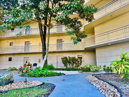 apt-107-8290 Lake Dr, Doral, FL, 33166-4670 | Card Image