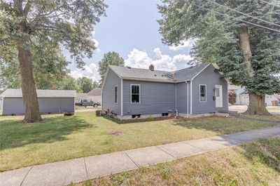 1100 E Olive, House other with 2 bedrooms, 1 bathrooms and null parking in Staunton IL | Image 2