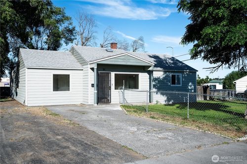 112 W Loop Dr, Moses Lake, WA, 98837-1529 | Card Image