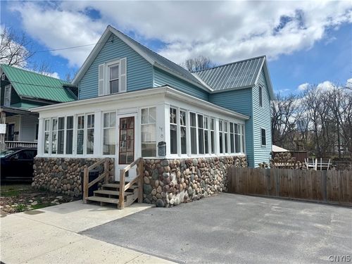 8 2nd St, Alexandria Bay, NY, 13607-1004 | Card Image