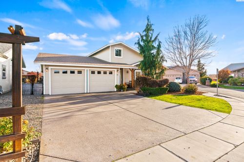 705 Kachess Ln, Zillah, WA, 98953-9192 | Card Image