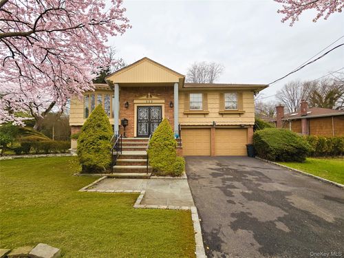 112 Crescent Dr, Albertson, NY, 11507-1104 | Card Image