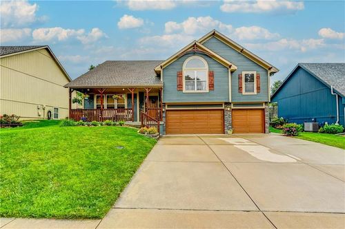 108 Surrey Ct, Smithville, MO, 64089-9019 | Card Image