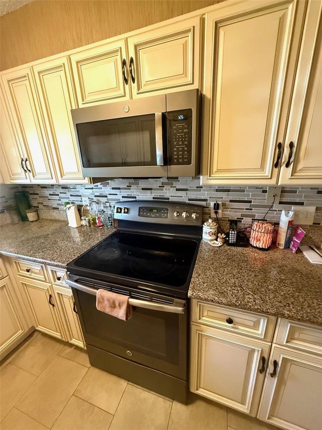 Kitchen has 17 cabinets | Image 12