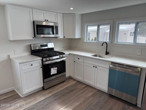 21 Essex Ln, Howell, NJ, 07731-1126 | Card Image