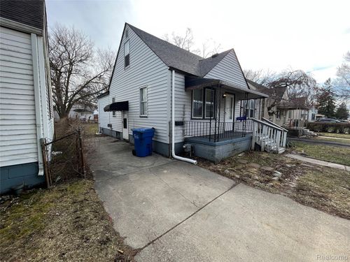 7552 Westminster Ave, Warren, MI, 48091-4888 | Card Image