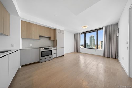 3 Court Sq, Long Island City, NY, 11101-8900 | Card Image