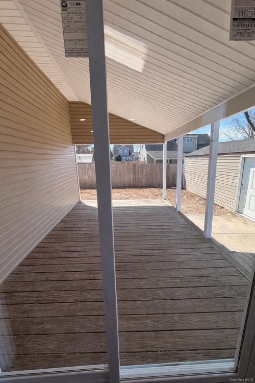 284 15th St, West Babylon, NY, 11704-2731 | Card Image