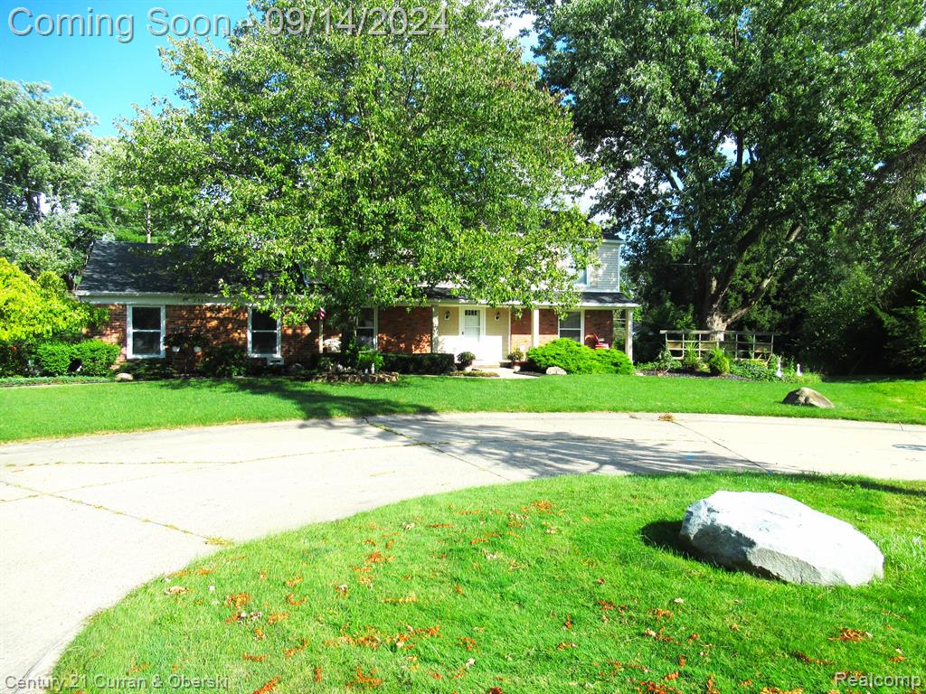 Oakland St, Farmington, MI 48335