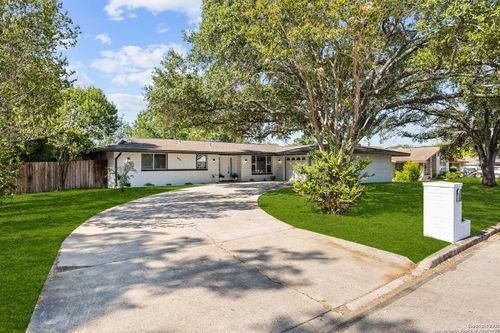 446 Spaceway Dr, Windcrest, TX, 78239-2037 | Card Image