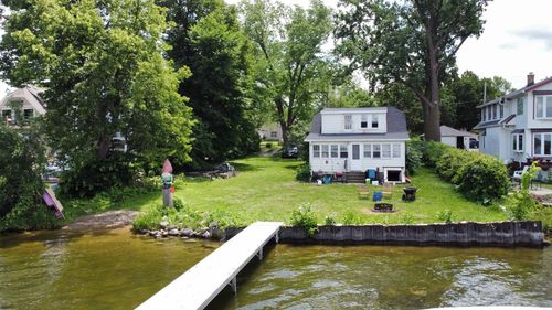 2826972 Woodland Dr, Pewaukee, WI, 53072-4454 | Card Image