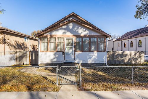 738 8 St Se, Medicine Hat, AB, T1A1M5 | Card Image