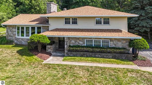3526 Scenic Hills Dr, Williamsburg, MI, 49690-9229 | Card Image