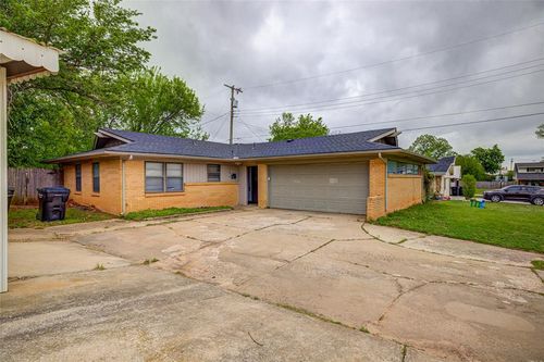 104 Oakside Drive, Moore, OK, 73160 | Card Image