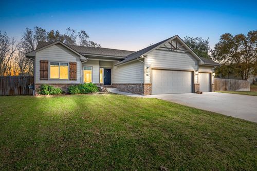 704 E Gordon Bennett Dr, Haysville, KS, 67060-7616 | Card Image