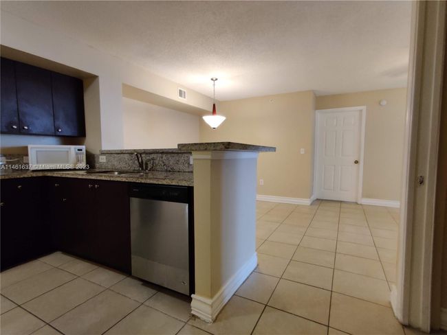APT-102 - 11155 Sw 5 Th Pl, Condo with 2 bedrooms, 2 bathrooms and null parking in Pembroke Pines FL | Image 9
