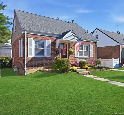 6 Wilton St, New Hyde Park, NY, 11040-3830 | Card Image