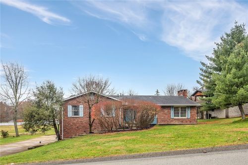 105 Lynn Ann Dr, New Kensington, PA, 15068-9305 | Card Image