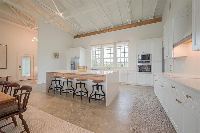 1295 Brazos River Rd, Home with 5 bedrooms, 6 bathrooms and 4 parking in Freeport TX | Image 8