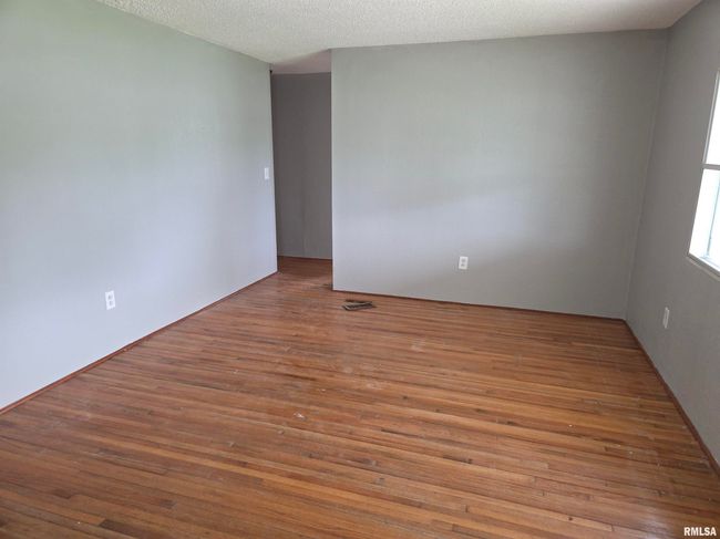 201 E 3 Rd St, Home with 3 bedrooms, 2 bathrooms and 2 parking in Christopher IL | Image 11