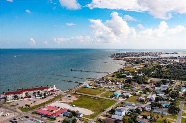 207 S 2 Nd St, House other with 4 bedrooms, 3 bathrooms and 6 parking in Rockport TX | Image 32