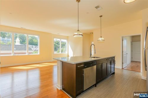 4 Main St, Edgewater, NJ, 07020-1719 | Card Image