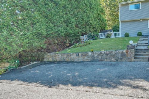 11 Glen Ridge Rd, Mahopac, NY, 10541-4207 | Card Image