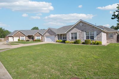 225 Se 15th Court, House other with 3 bedrooms, 2 bathrooms and null parking in Pryor OK | Image 2