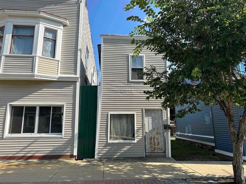 47 Hanson St, Rochester, NH, 03867-2722 | Card Image